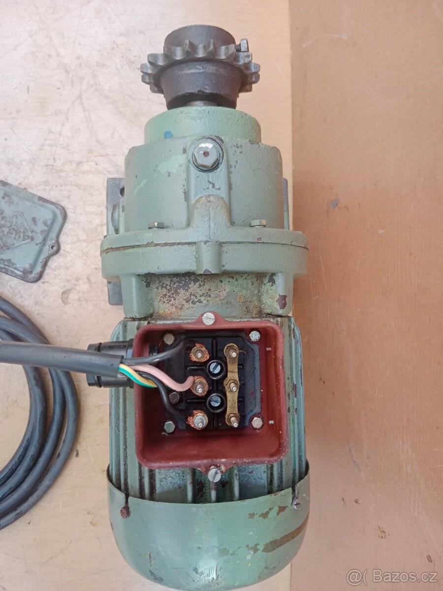 Elektromotor s převodovkou.40 ot/min. - 2
