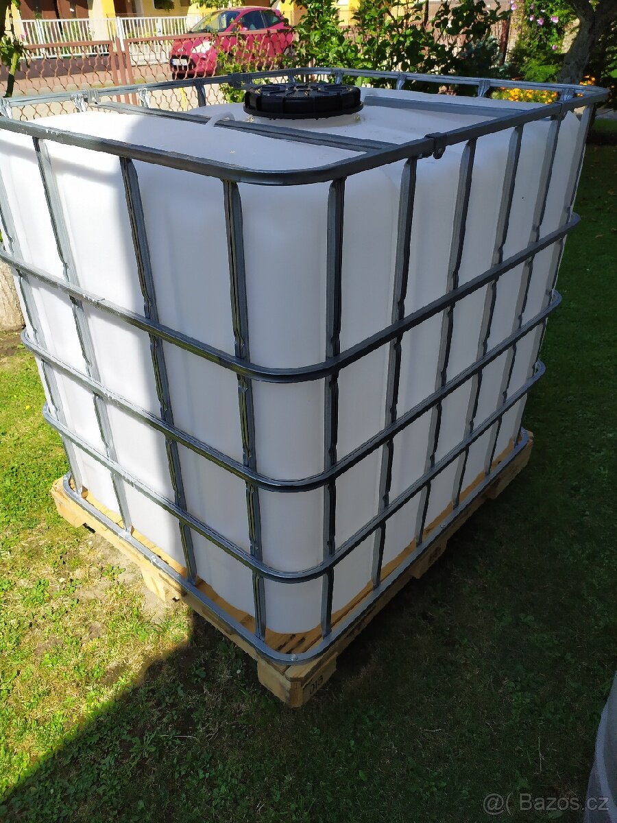 Prodám plastovou 1000 l nádrž - 2
