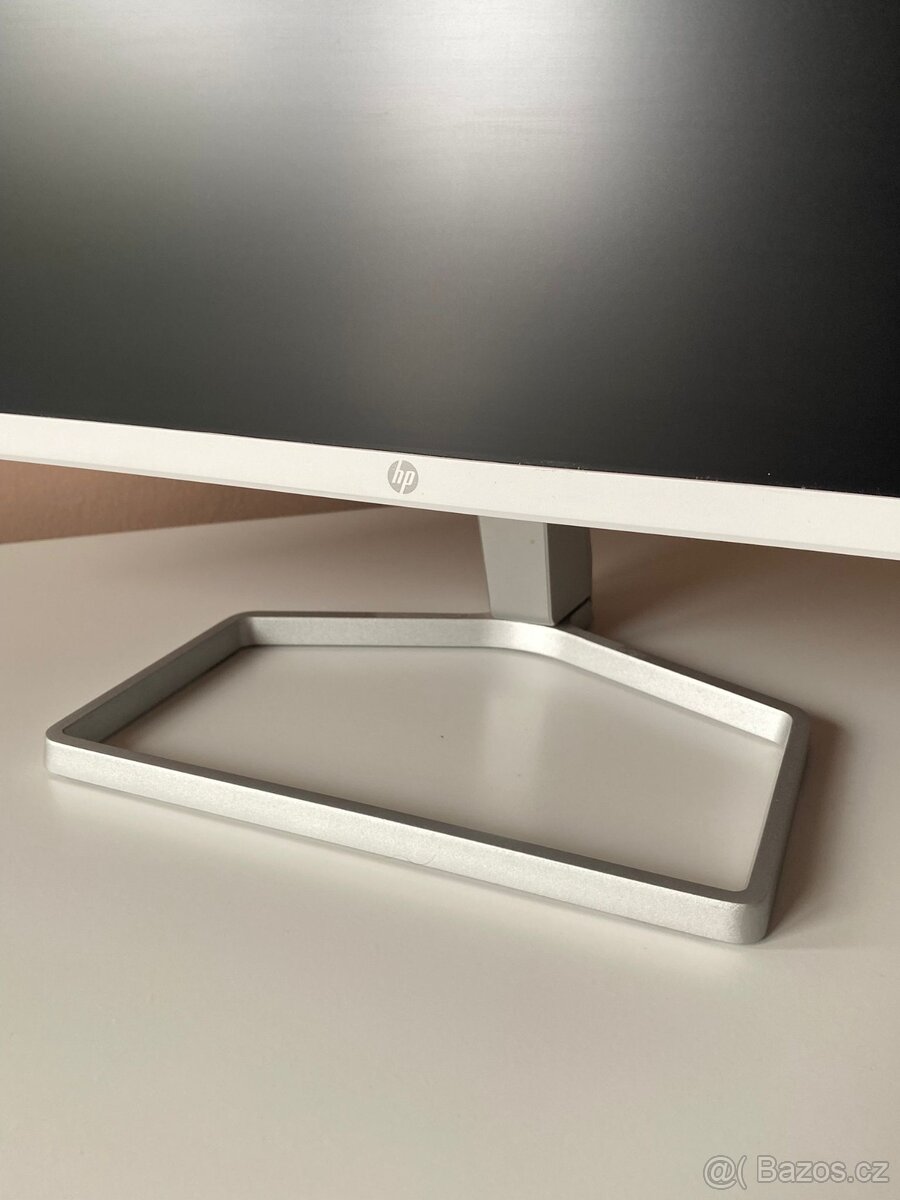 Monitor HP, klávesnice a myš Dell - 2