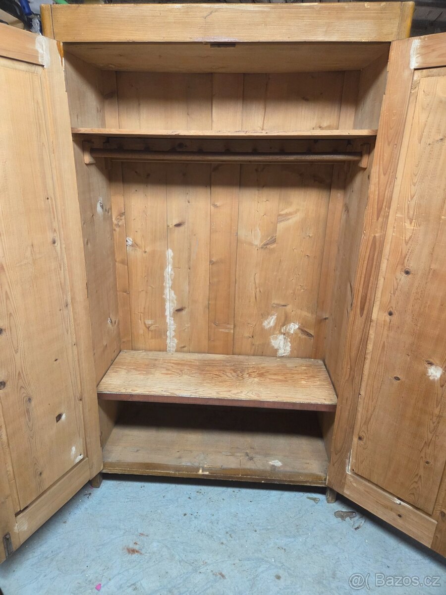 Starožitná šatní skříň - 2