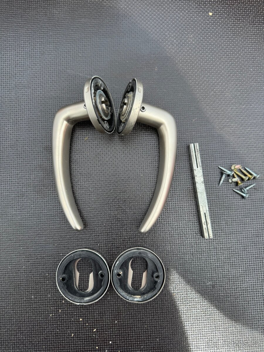 KOVANI NA DVERE Rozetové 29 ks - 2