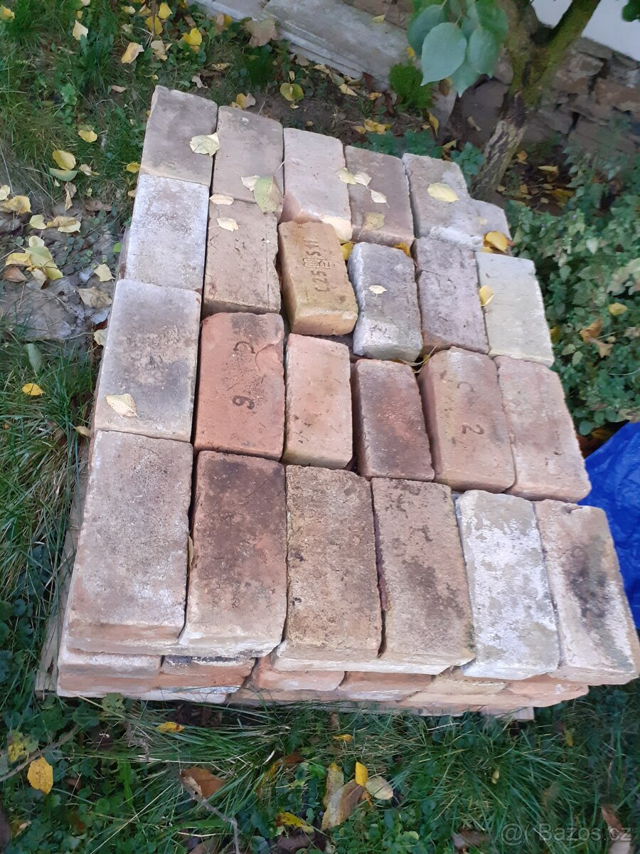 Staré ručně dělané cihly - 2