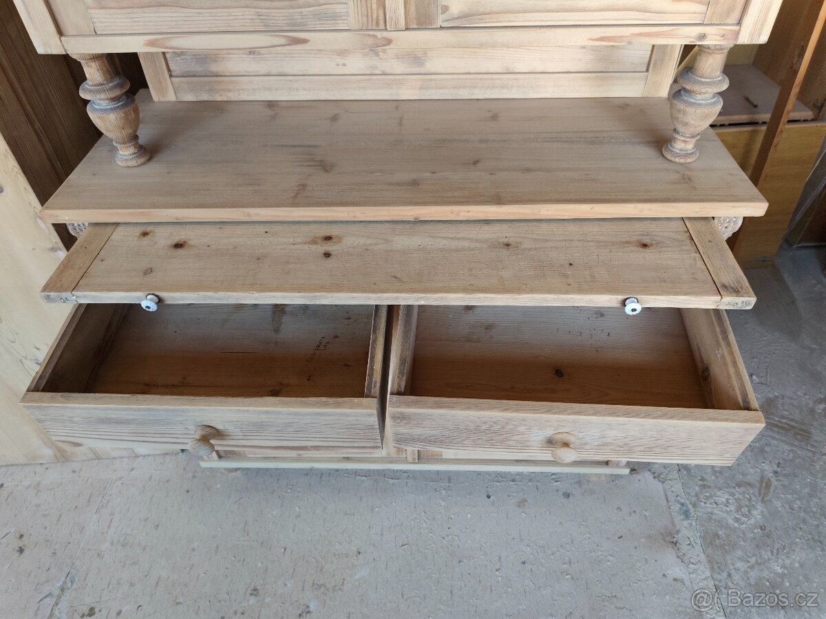 STARÝ SLOUPKOVÝ KREDENC - 2