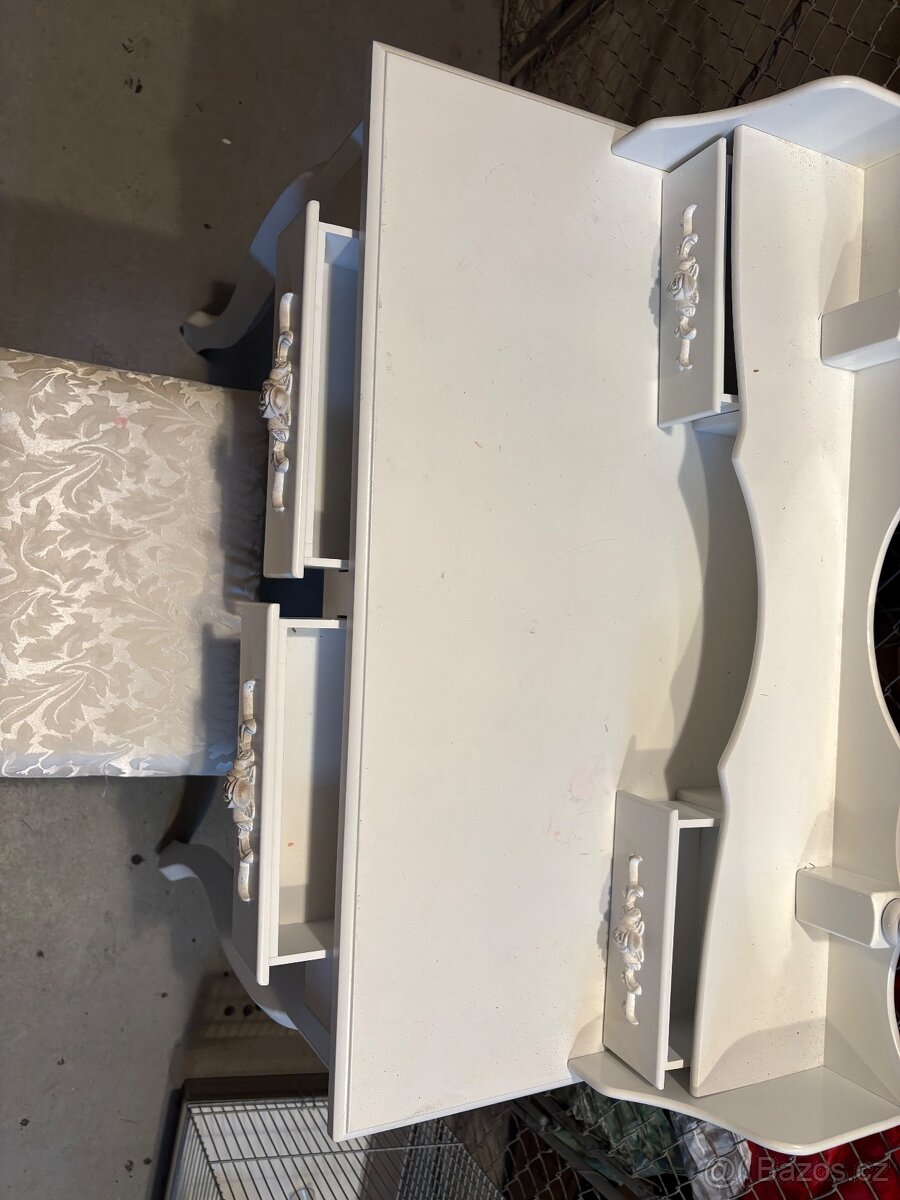 Kosmetický stolek - 2