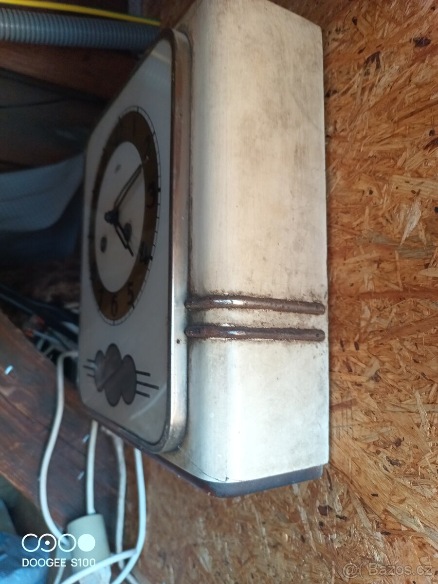 Staré nástěnné hodiny - 2