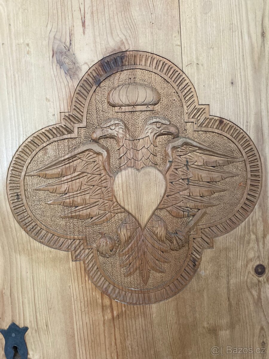 Prodám starožitnou vyřezávanou skříň z roku 1876 - 2