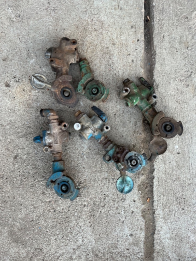 Prodám originál litinové koncovky na Vzduch ZETOR25 - 2