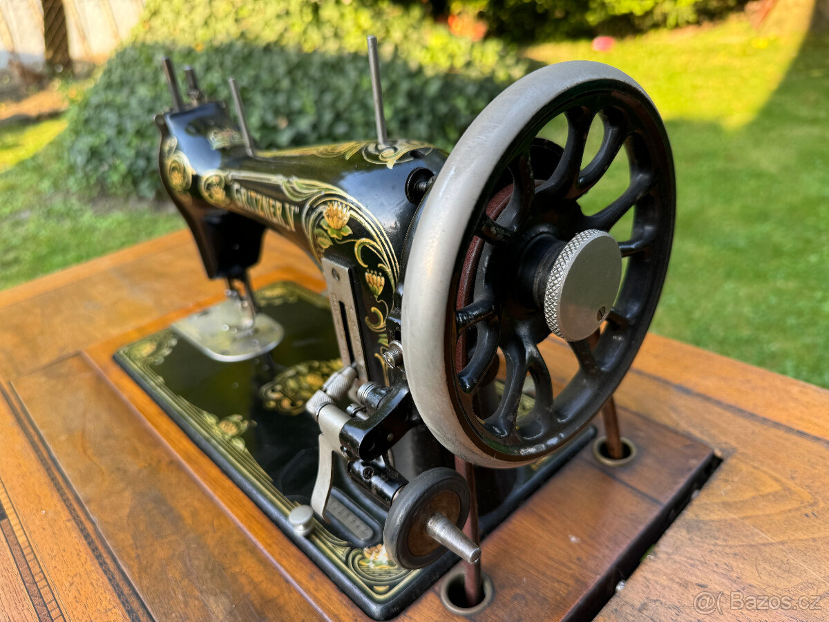 Robustní litinový šicí stroj Gritzner „V“ z roku 1920 - 2