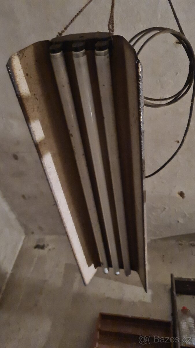 Staré zářivkové svítidlo - 2