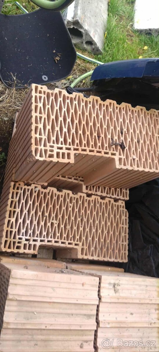 Cihly, zbytek ze stavby - 2