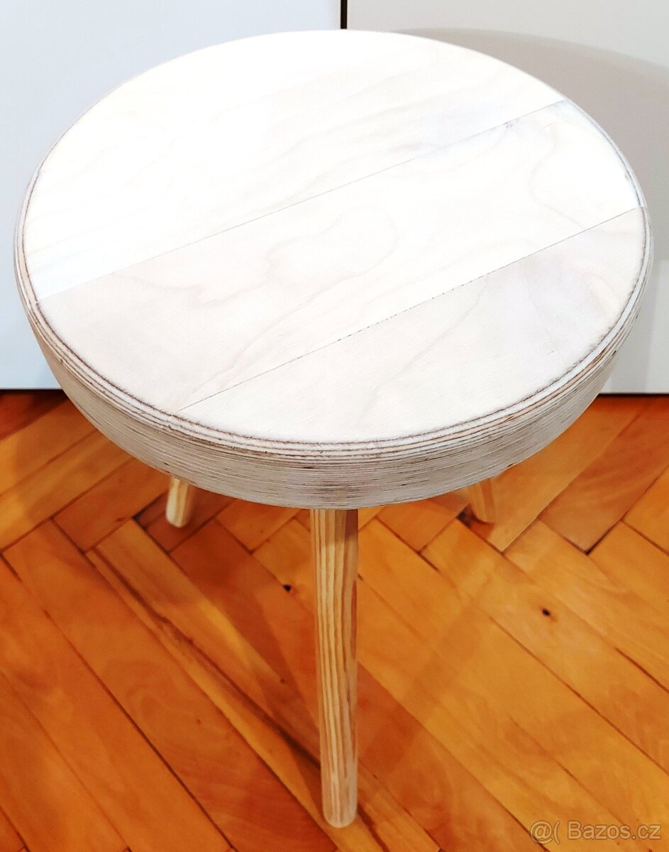 Květinový stolek na trojnožce, - 2