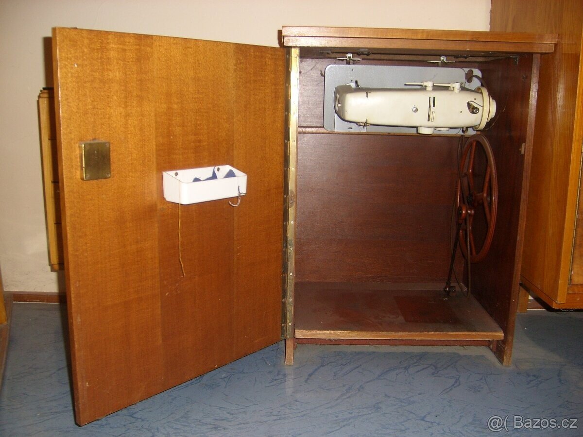 Prodám starší šicí stroj. - 2