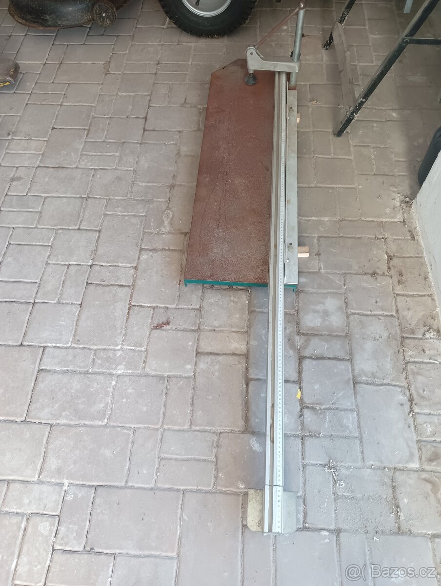 Litinový stůl s pravítkem rojek k spodní frézce - 2