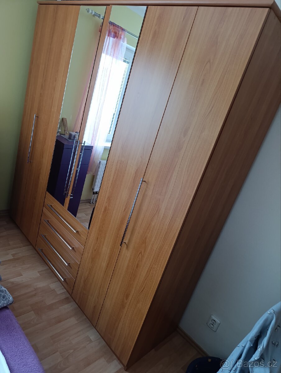 Prodám velkou šatní skříň - 2