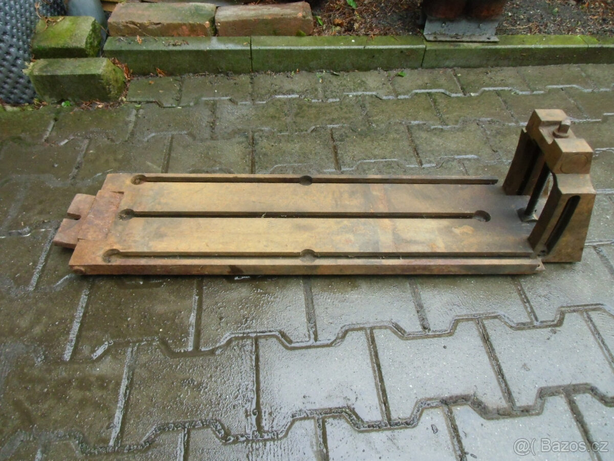 Naklápěcí upínací stůl s drážkami. - 2