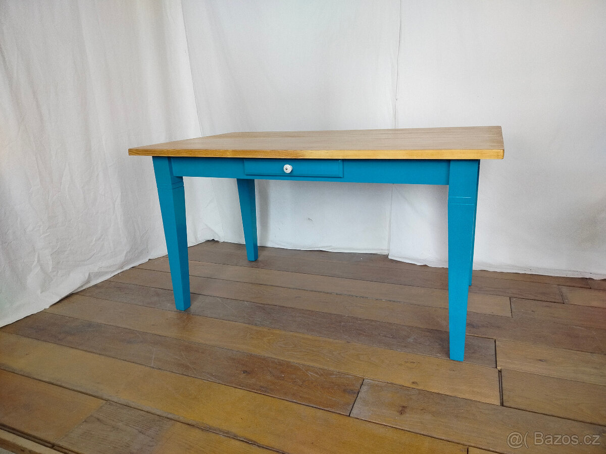 Dřevěný jídelní stůl - 2