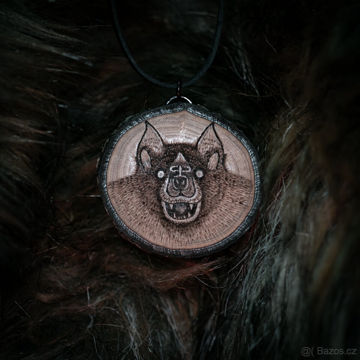 Vampýr - jabloňový řez s pyrografií - 2