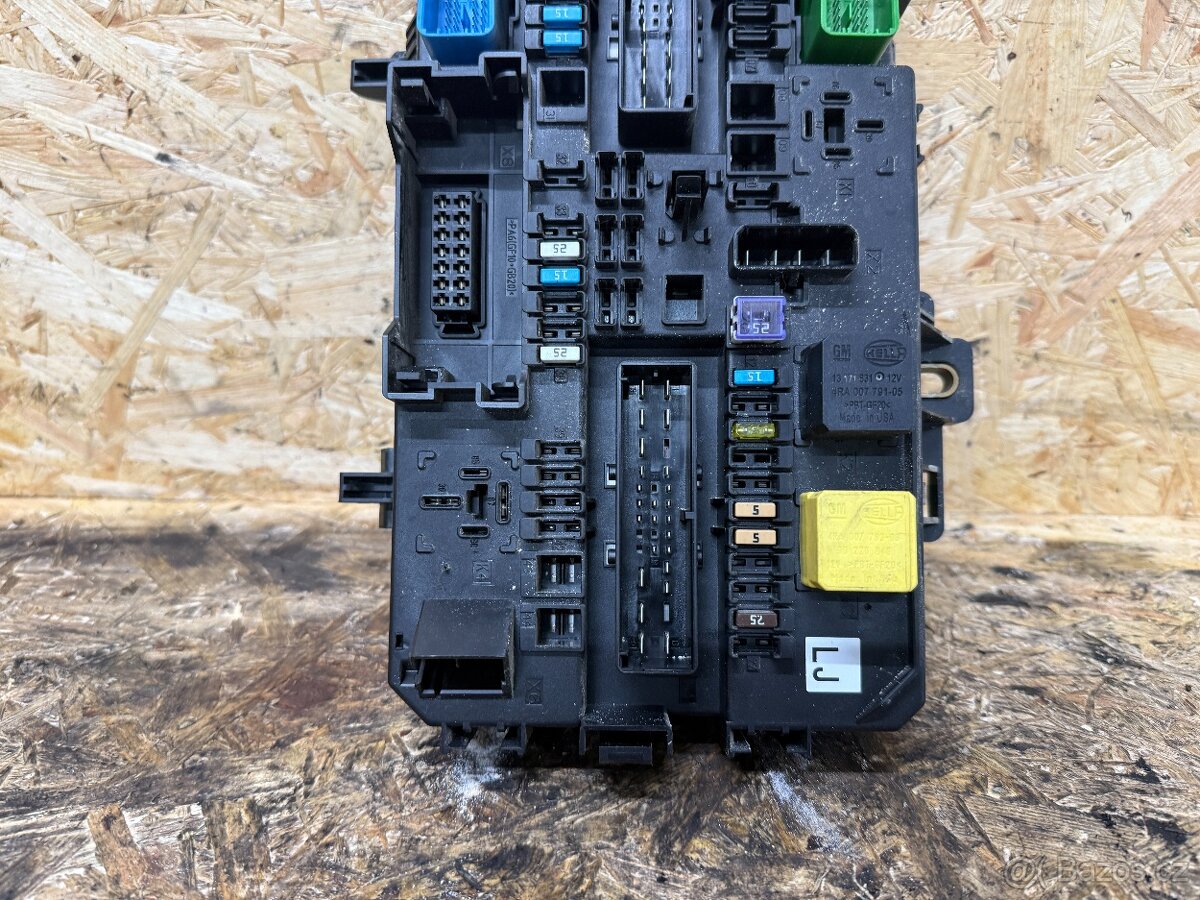 POJISTKOVÁ SKŘÍŇ OPEL 13268287 / 5DK008669-25 - 2