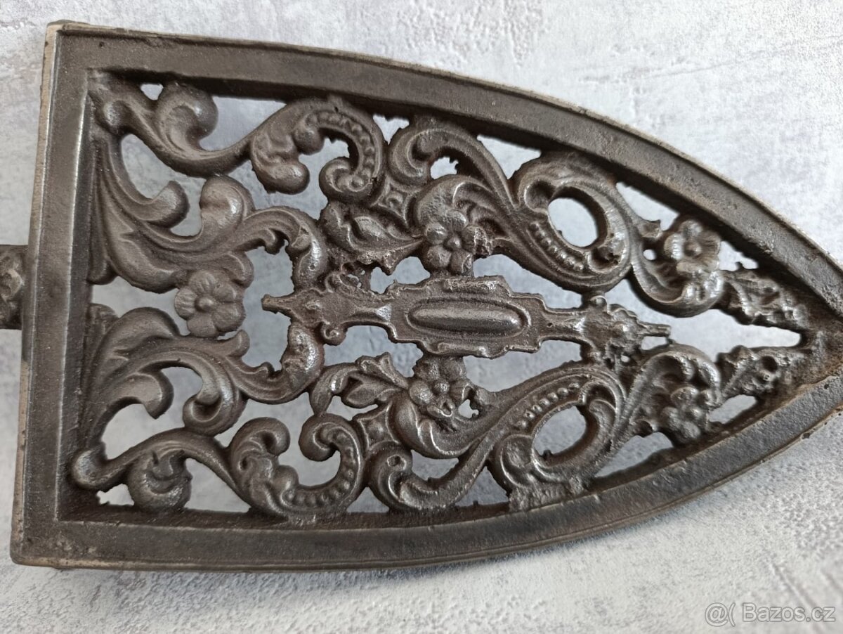 Velmi stará velká podložka pod starou žehličku.. Krásná - 2