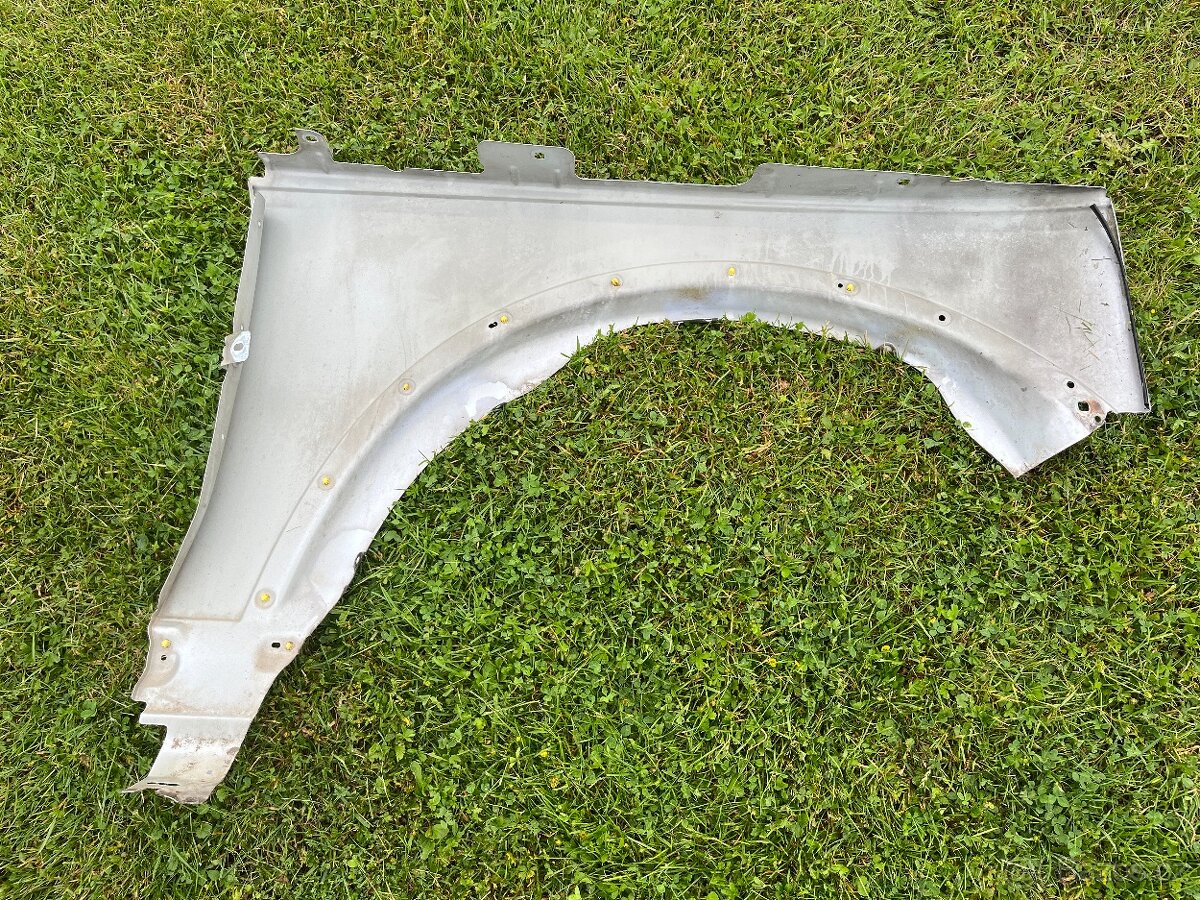 přední blatník Land Rover Discovery 3 stříbrný levý - 2