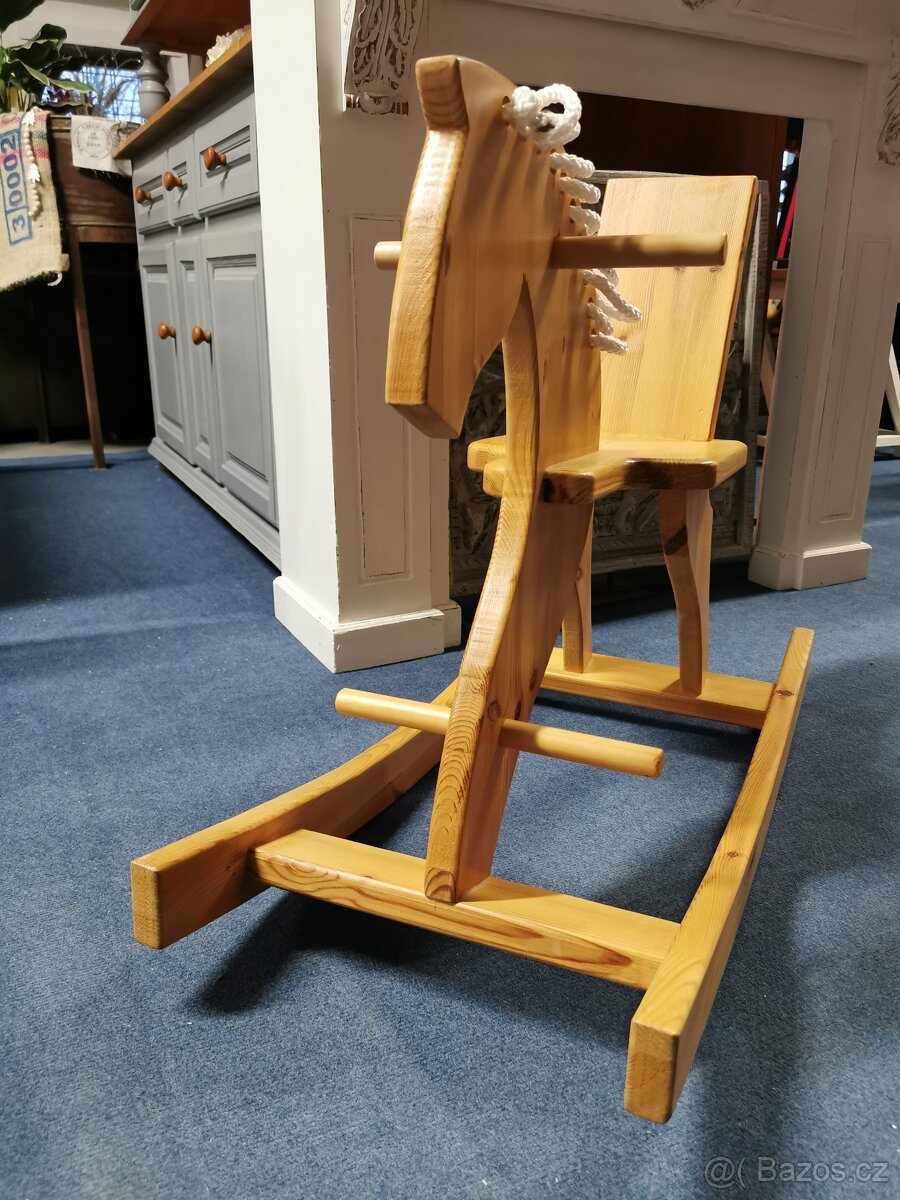 Houpací koník. Masivní dřevo. - 2