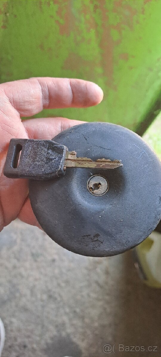 Víčko od nádrže - 2