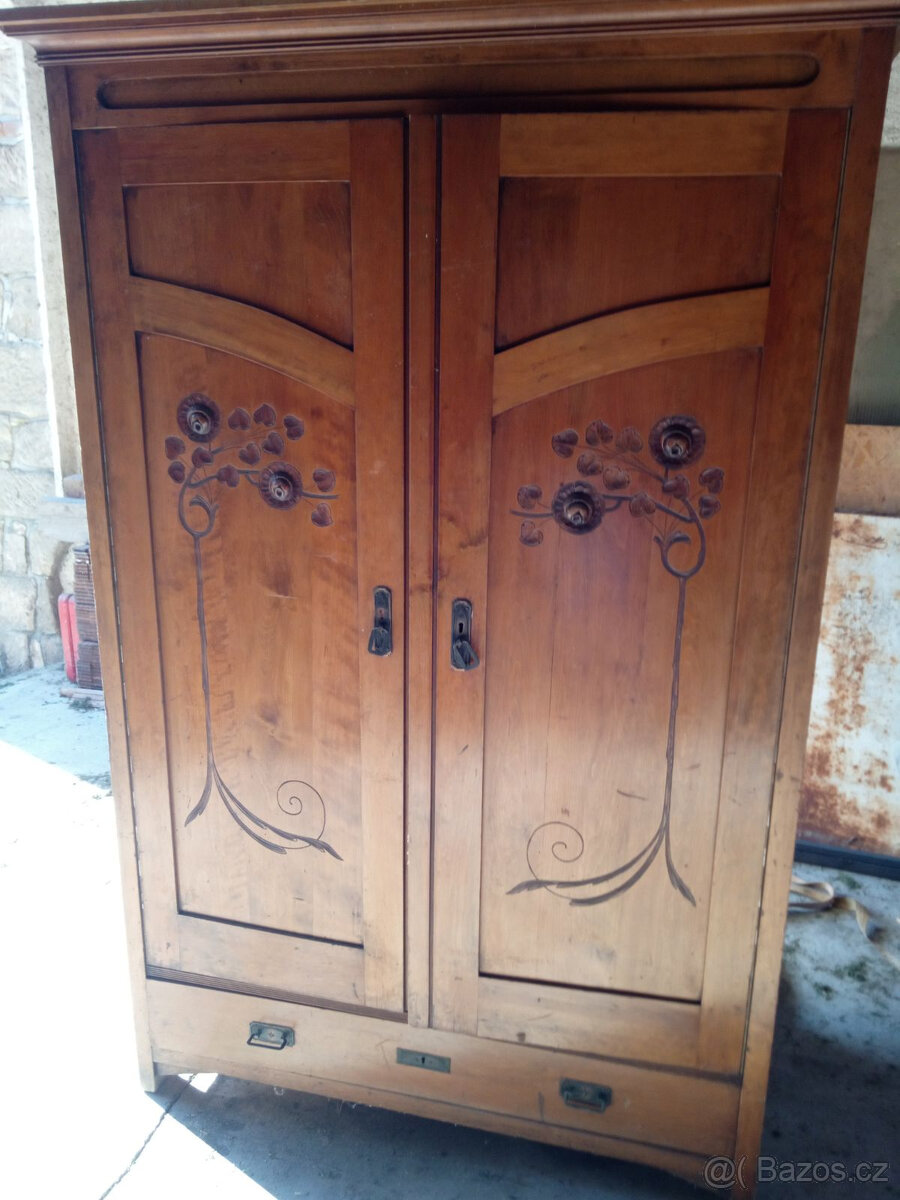 Nabízím starožitné krásně zdobené skříně - 2