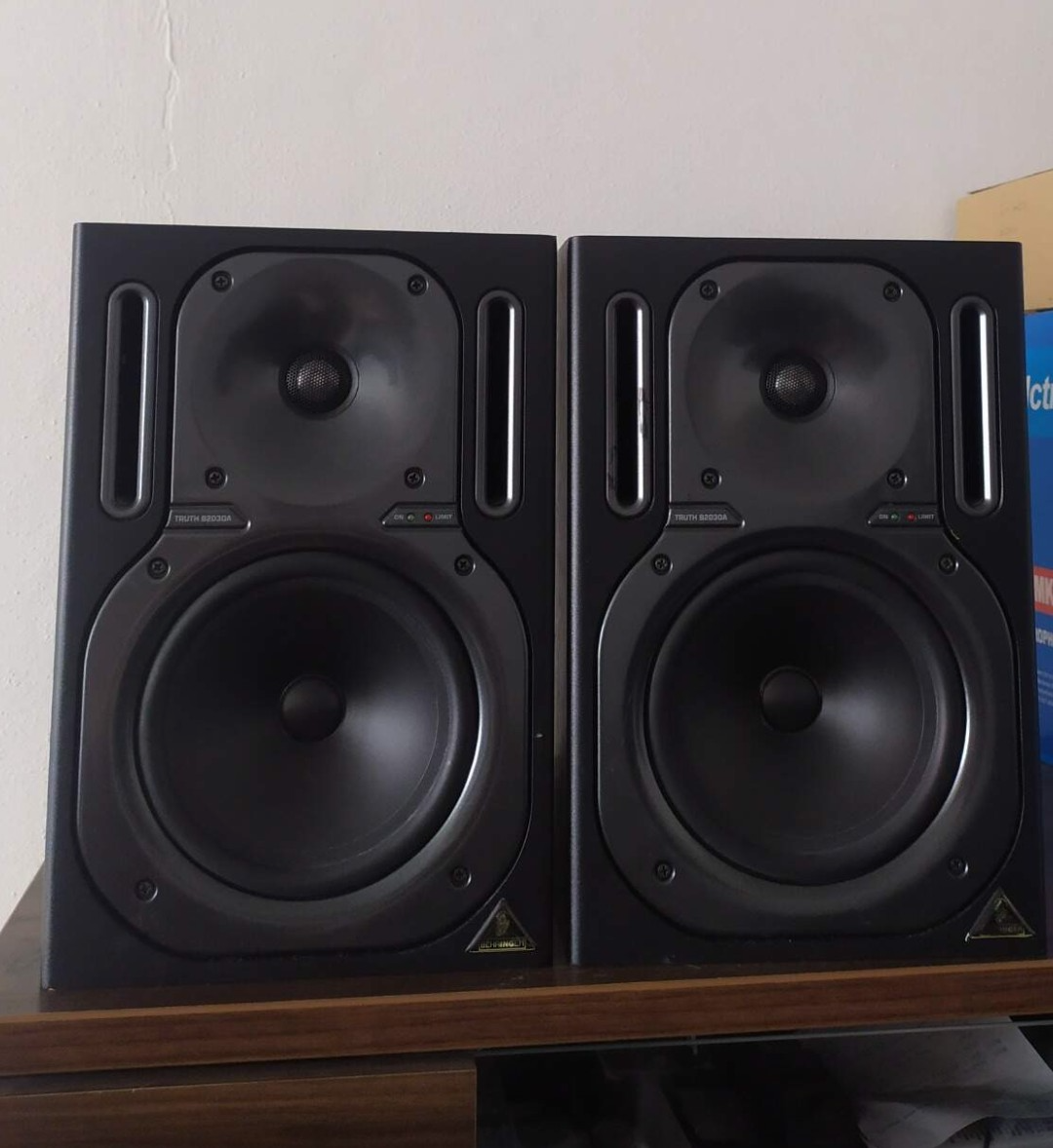 Behringer Truth B2030A studiové monitory - 2