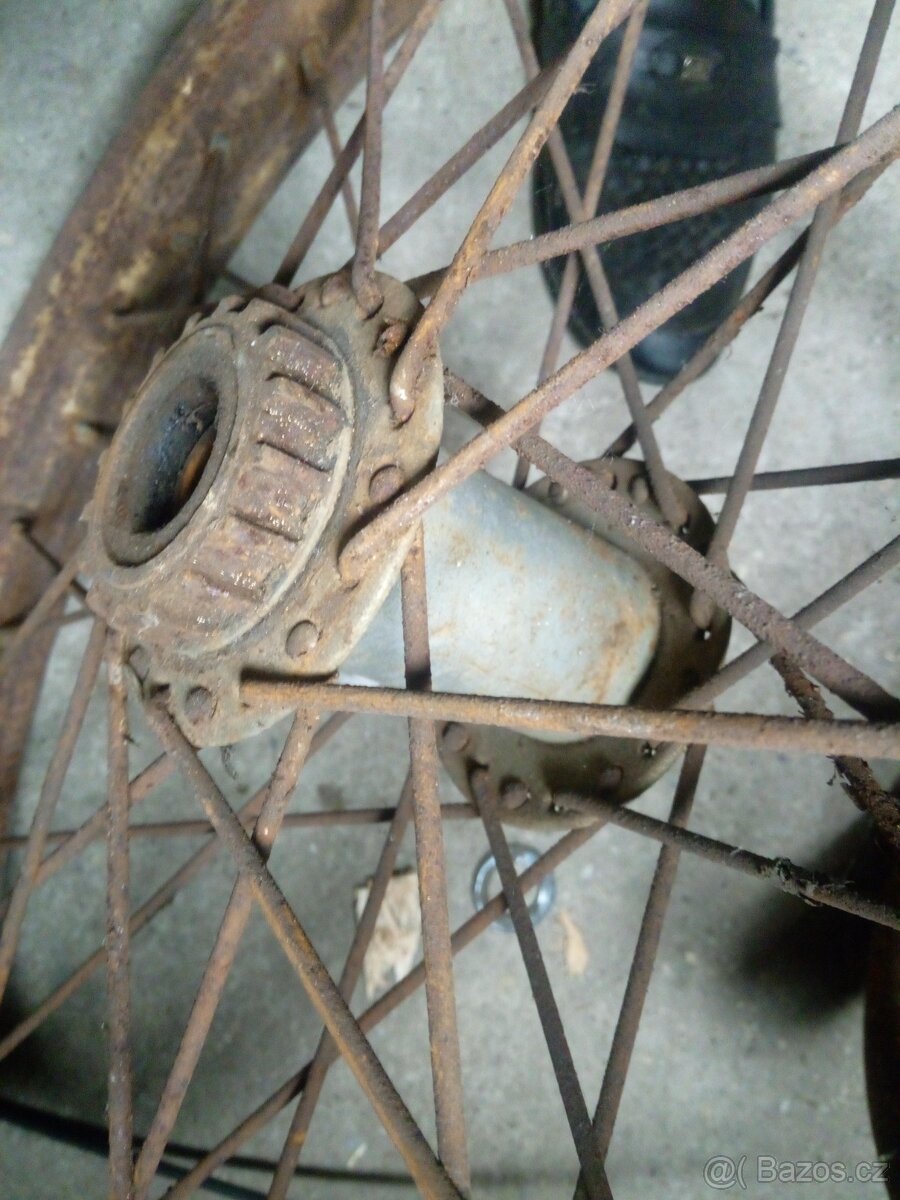 Zbytky Jawa pérák - 2