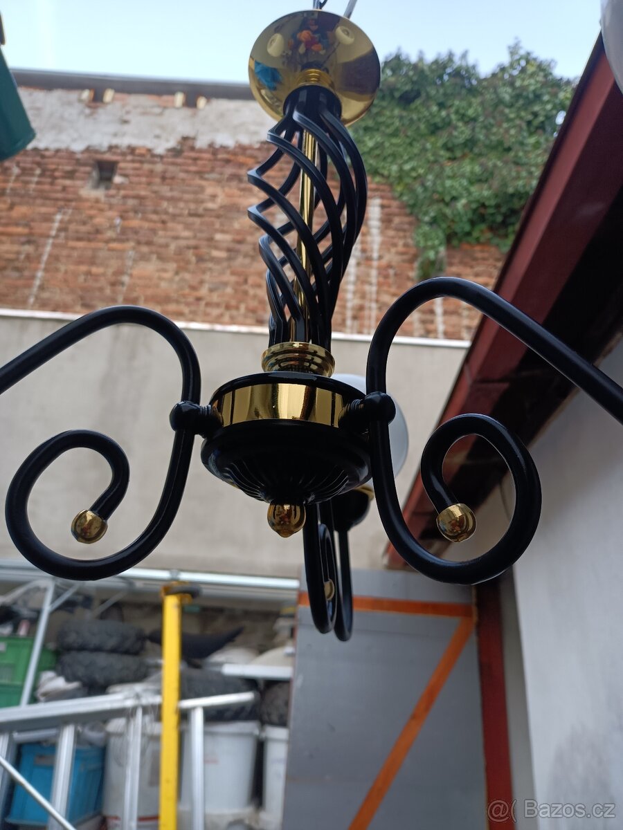 Lustr praskle jedno stínítko - 2