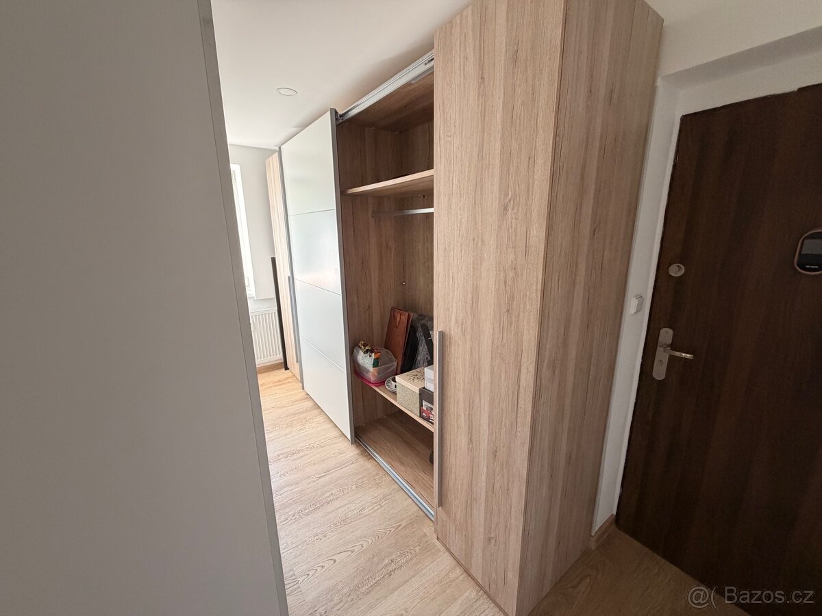 Velká šatní skříň - 2