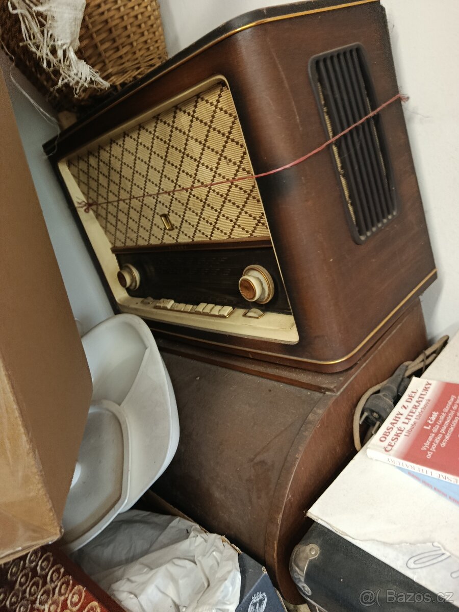 Staré rádio gramofon a zemědělské naradi - 2