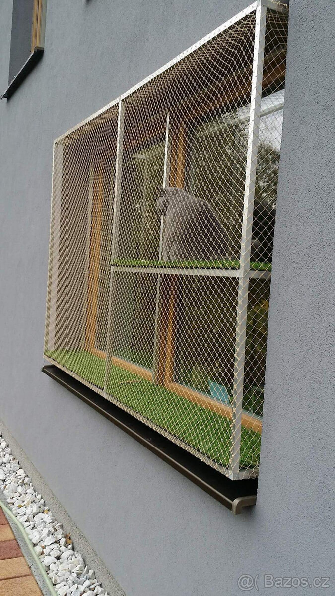 Ochranná síť pro kočky s hliníkovým rámem a umělou trávou . - 2