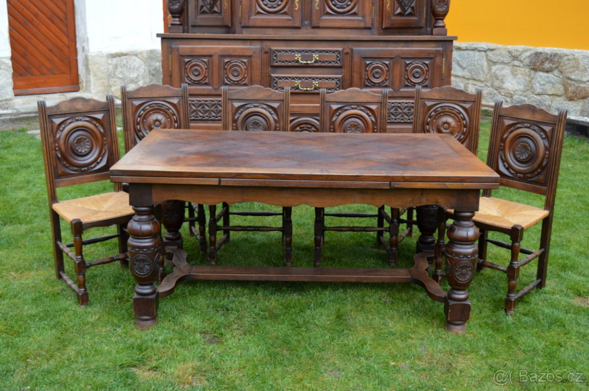 Jídelna z příborníku, šesti židlí a rozkládacího stolu. - 2