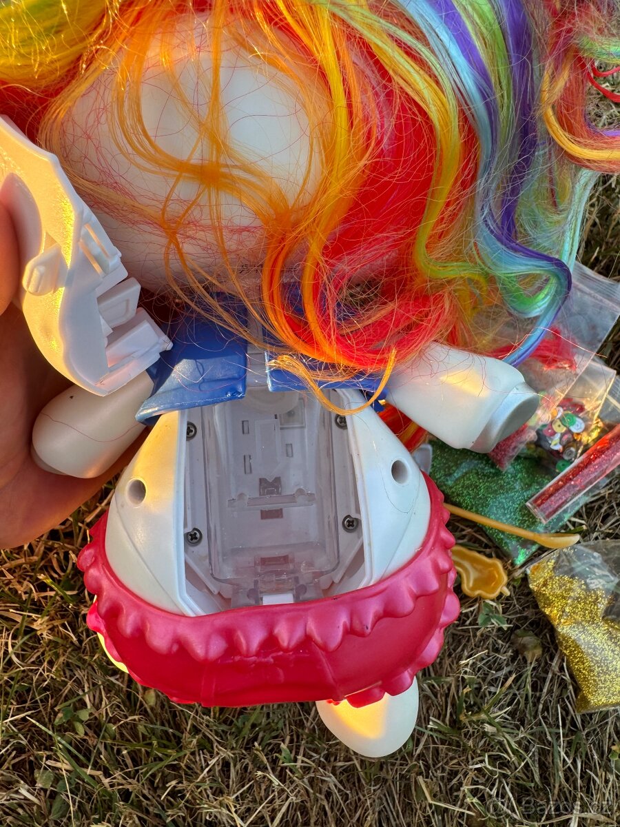 Poník kakající sliz s příslušenstvím - 2