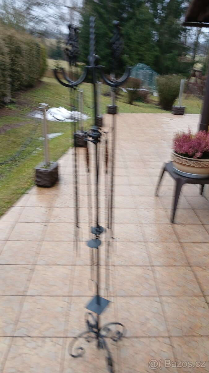 Kovaný stojan s ozdob. přislušenstvím. - 2