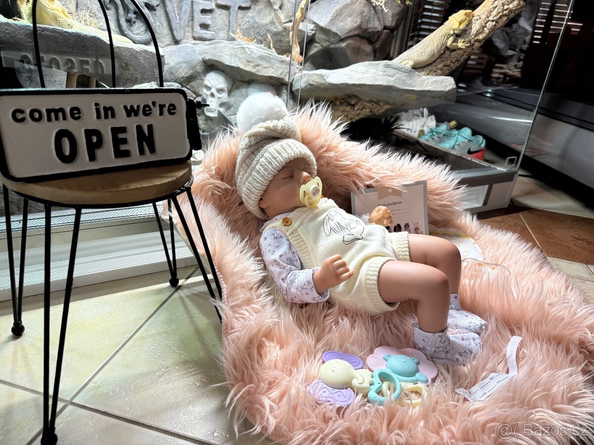 Luxusní realistická panenka v kulichu N.O.V.Á. - 2