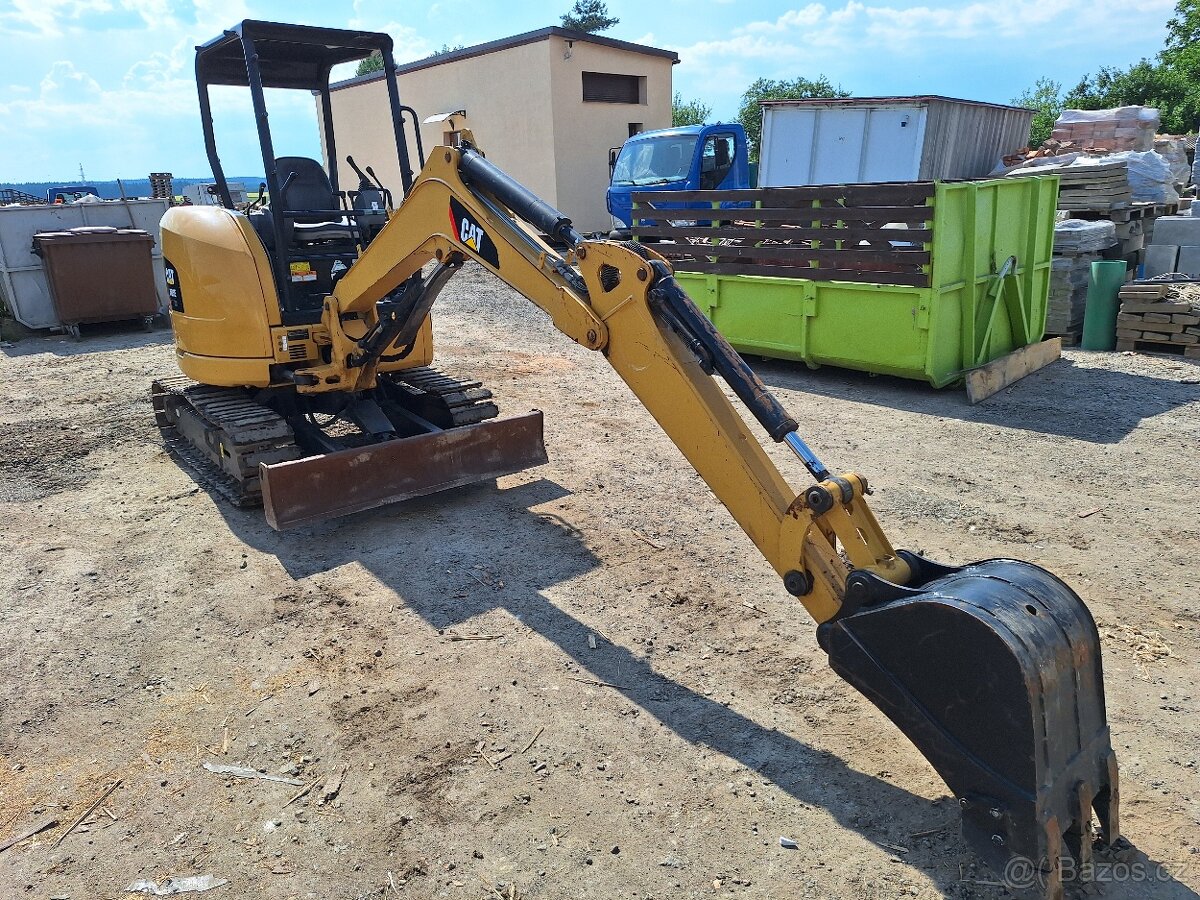 Minibagr Caterpilar 3t. - 2