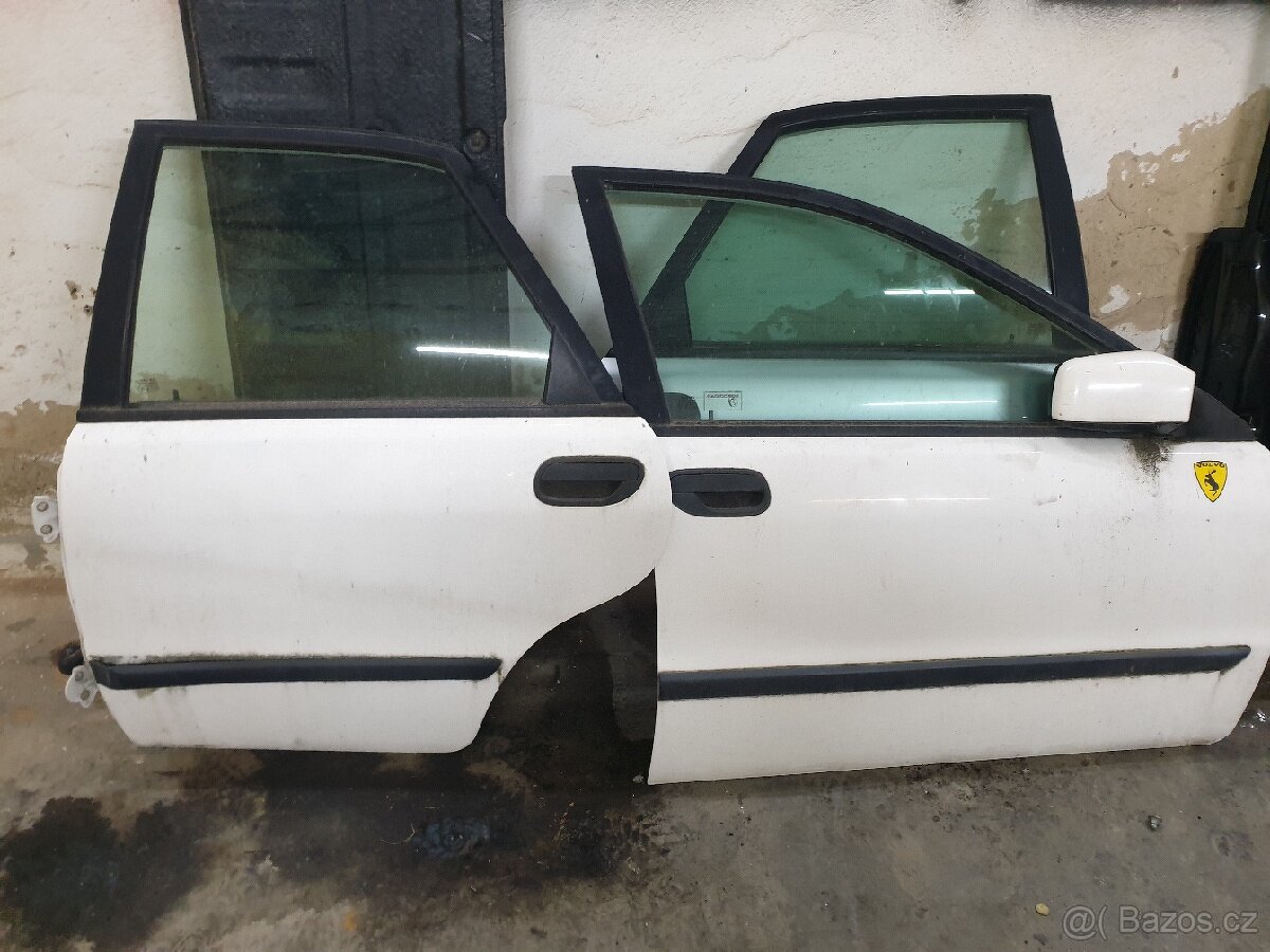 Volvo v40 kapota , dveře , dily - 2