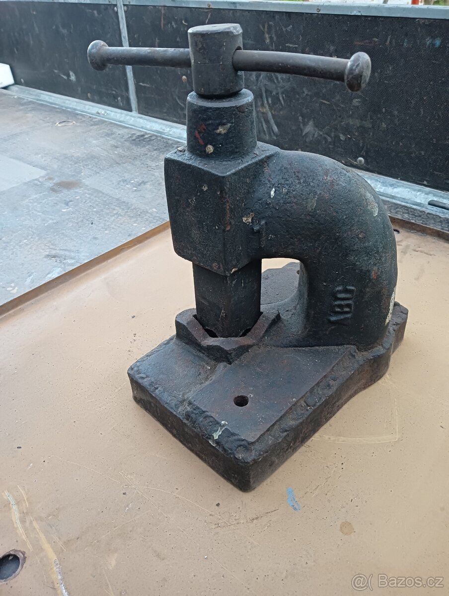 Instalatérský svěrák - šroubový lis - 2