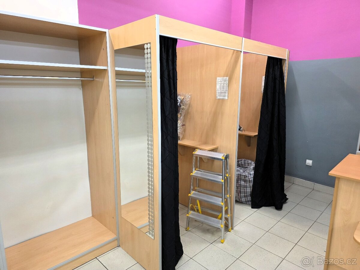 Skříně z butiku za odvoz - 2