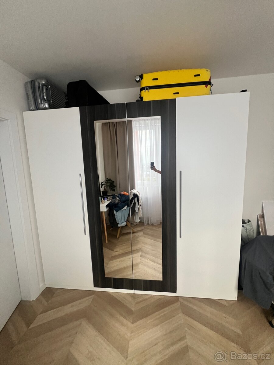 Šatní skříň se zrcadly - 2