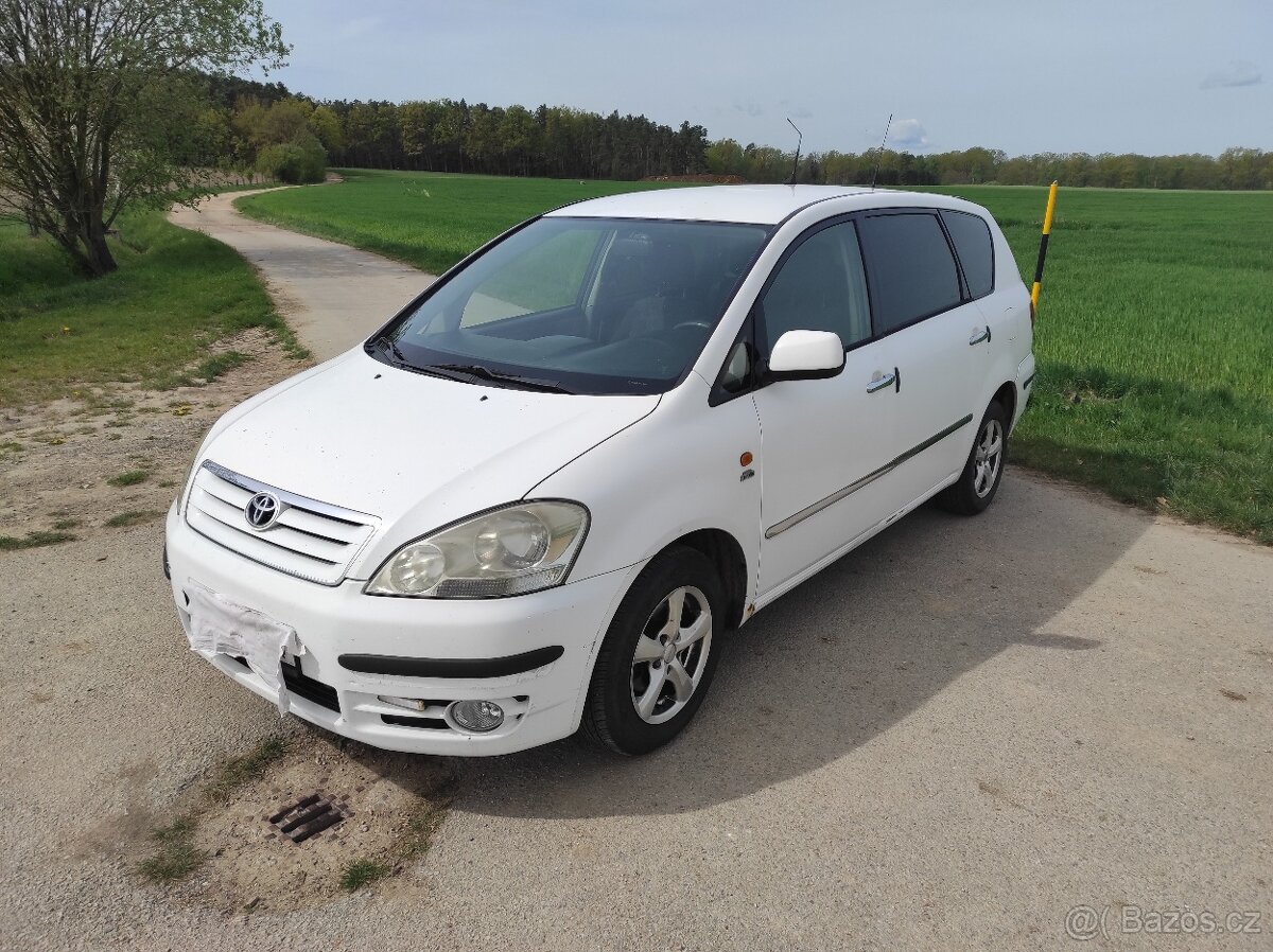 Toyota Avensis Verso 2,0 - bílá barva - nová STK - 2