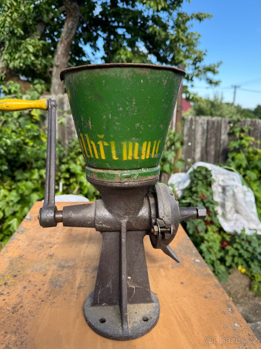 Mlýnek na obilí - vyrábí šrot - 2