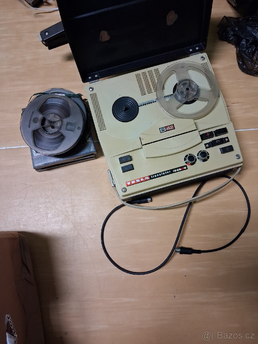 Retro starý páskový magnetofon - 2