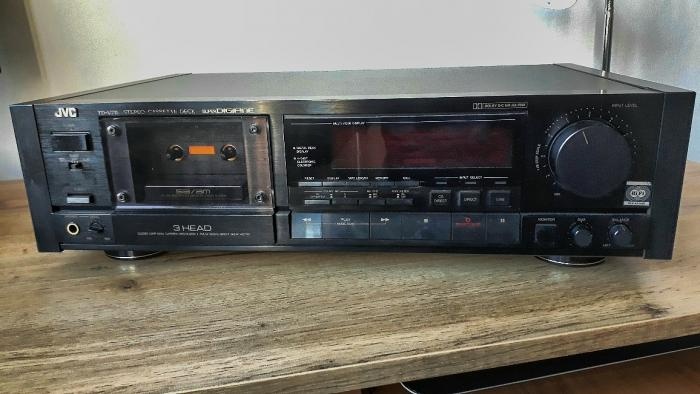 KLADKA SE ZAVĚSEM NA TAPE DECK JVC - 2