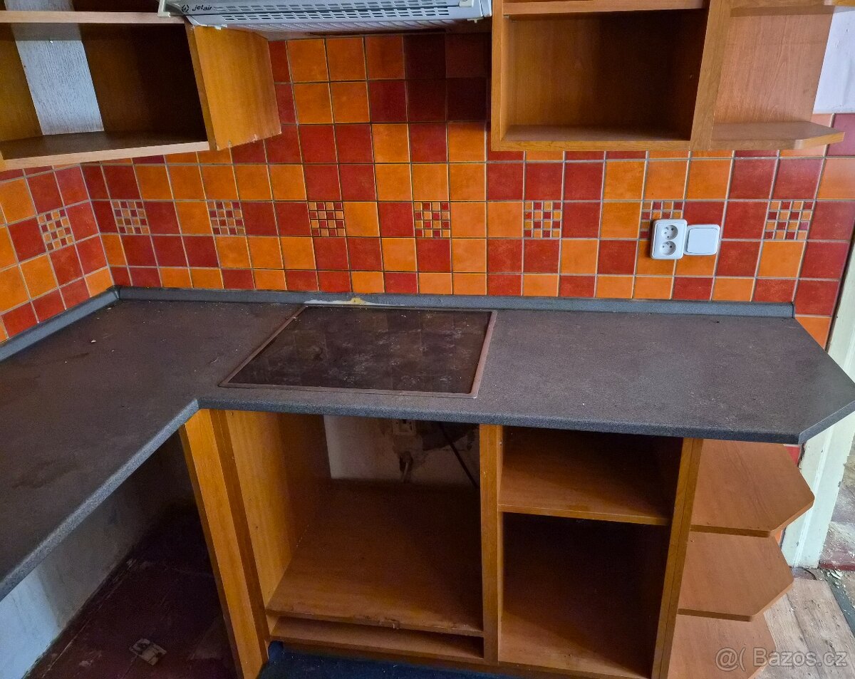 Kuchyně hnědá , deska BOSCH, digestoř - 2