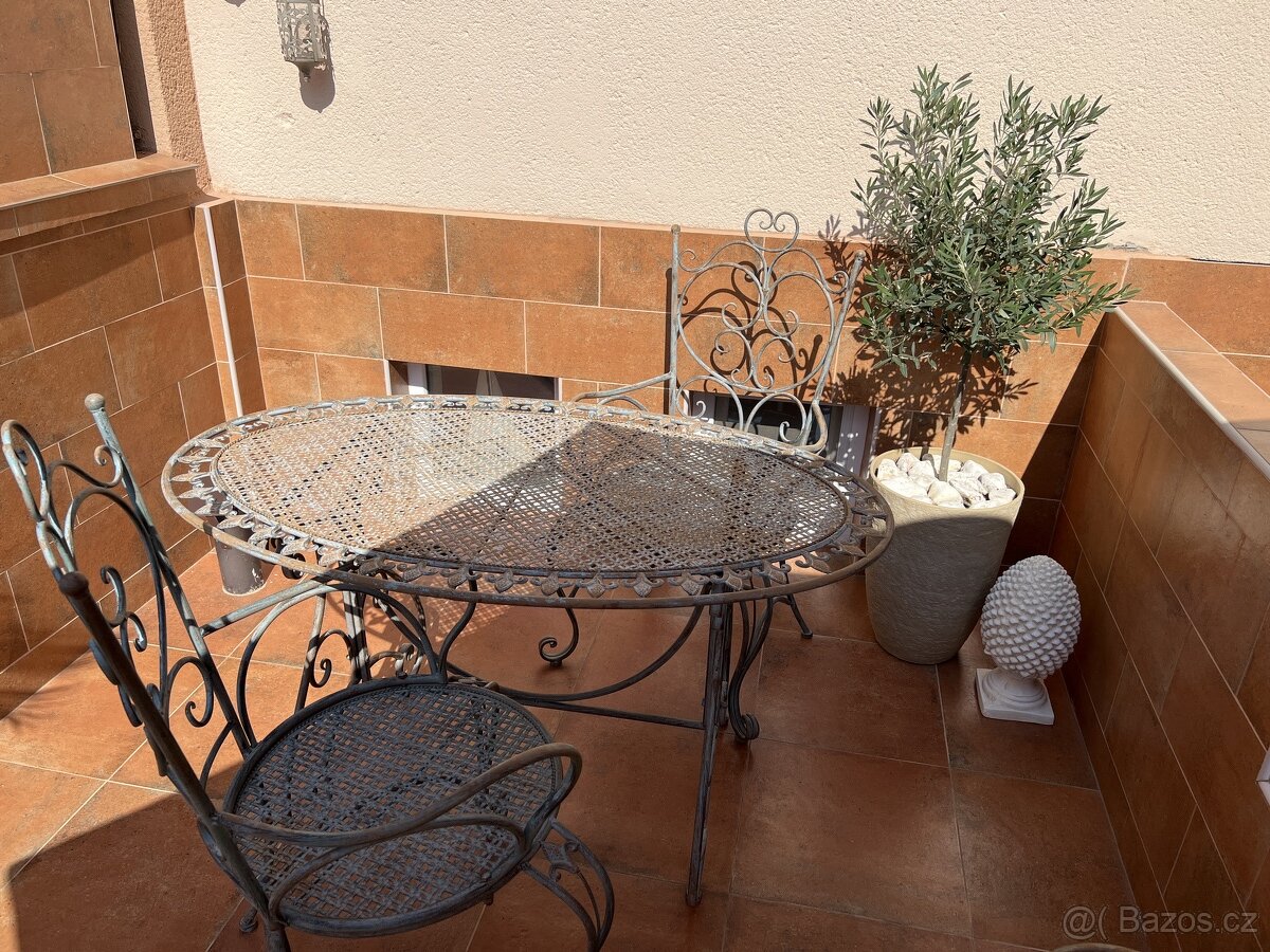 stůl a dvě židle - 2