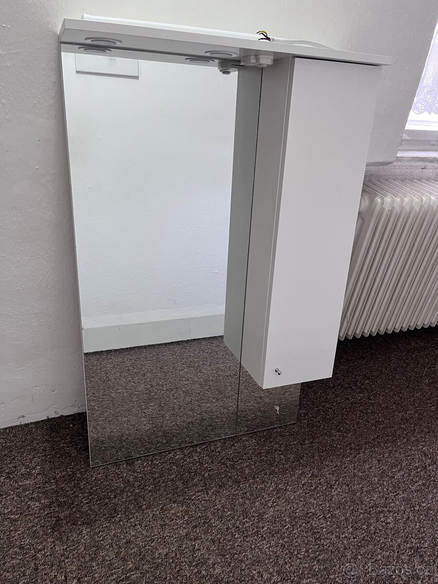 Zrcadlo se skříňkou - 2