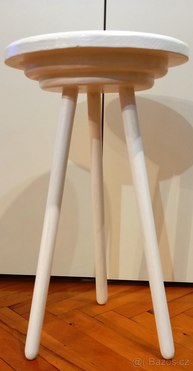 Květinový stolek na trojnožce bílý.. - 2